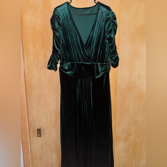 Elegant Velvet Green Dress - Picture 1 of 3